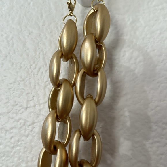 Chunky plastic gold color necklace. - Picture 2 of 4